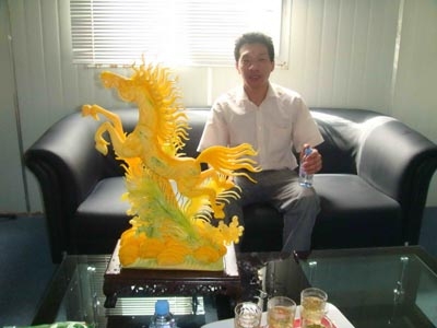 阿联酋迪拜侨联会员、厨艺大师董立峰先生厨艺雕塑新作封面