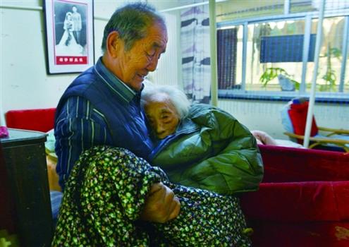 照顾瘫痪老伴 七旬老人自造爱情电梯【十大感人爱情故事】封面