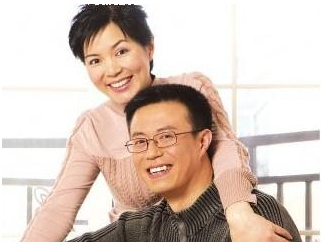 丈夫不离不弃精心照顾 瘫痪妻子奇迹康复【十大感人爱情故事】封面