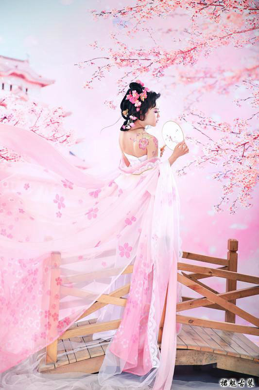 婉约梳妆，几番衾浅诗意醉！【散文】封面