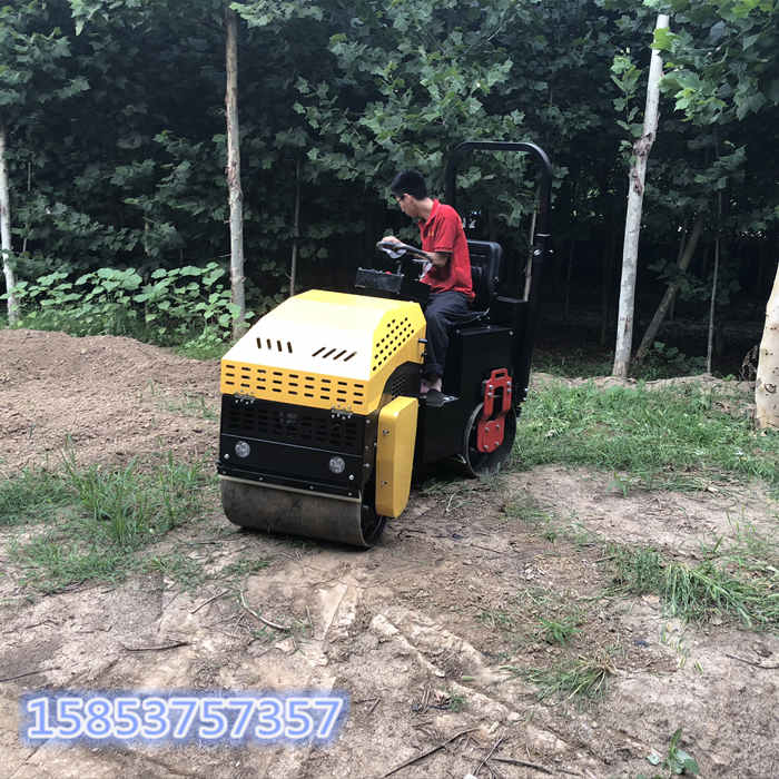 1吨座驾压路机钢轮压实机的施工效果图封面