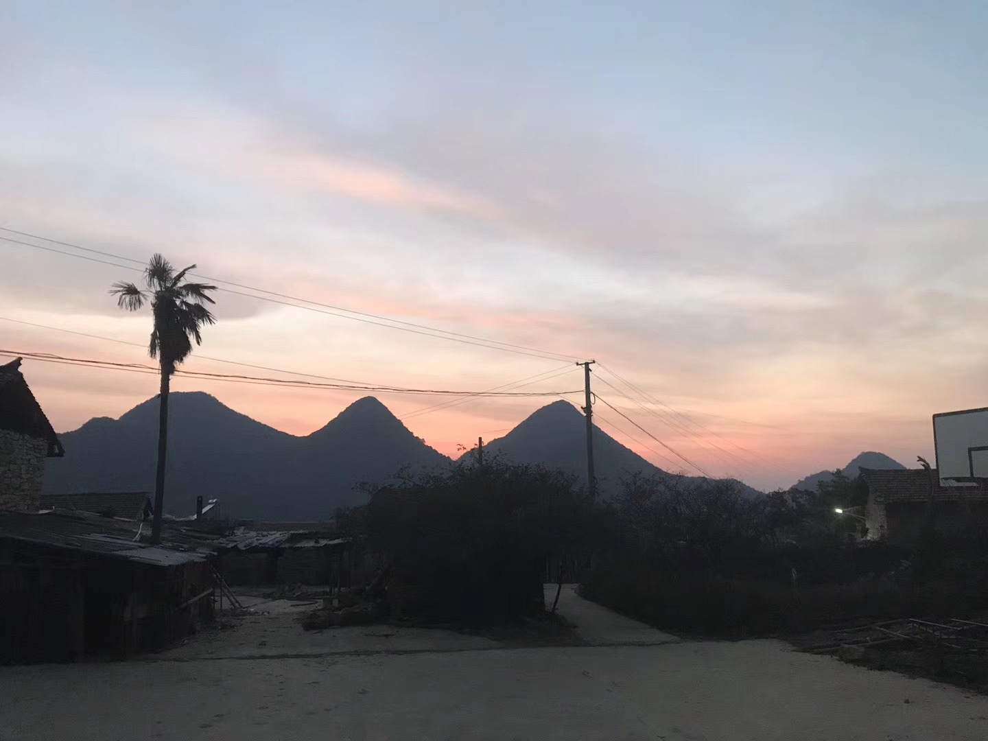 驻村行封面