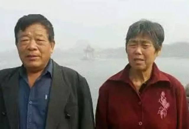 “不是所有的爱都要大声讲出来”：年少时，父亲跪天磕地封面