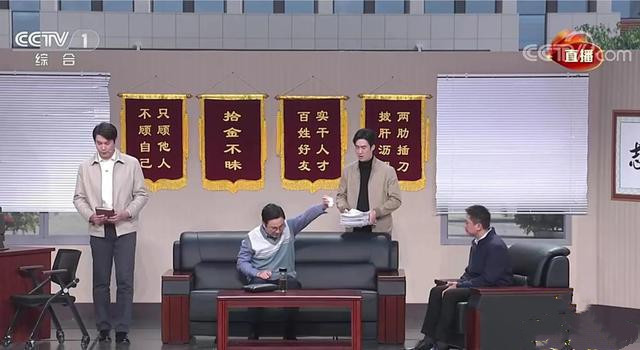 春晚小品《坑》，既是搞笑担当，又充满现实讽刺，这是时代的进步封面