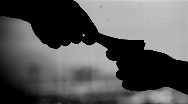 贪官文凭怎得来？ 不能放过“文凭腐败”封面
